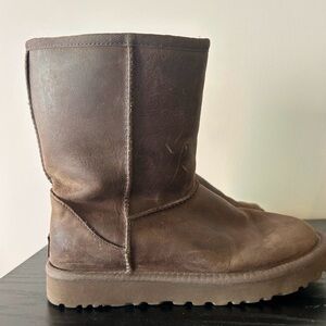 Ugg size 6 Distressed Leather
